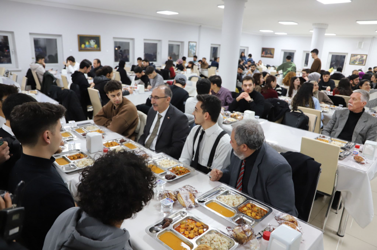 universitemizdeki-iftar-sofrasi-gonulleri-birlestiriyor-6726