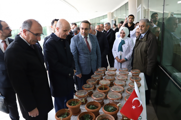 yok-baskani-prof-dr-erol-ozvara-universitemizdeki-endemik-bitki-uretimi-tanitildi-6805