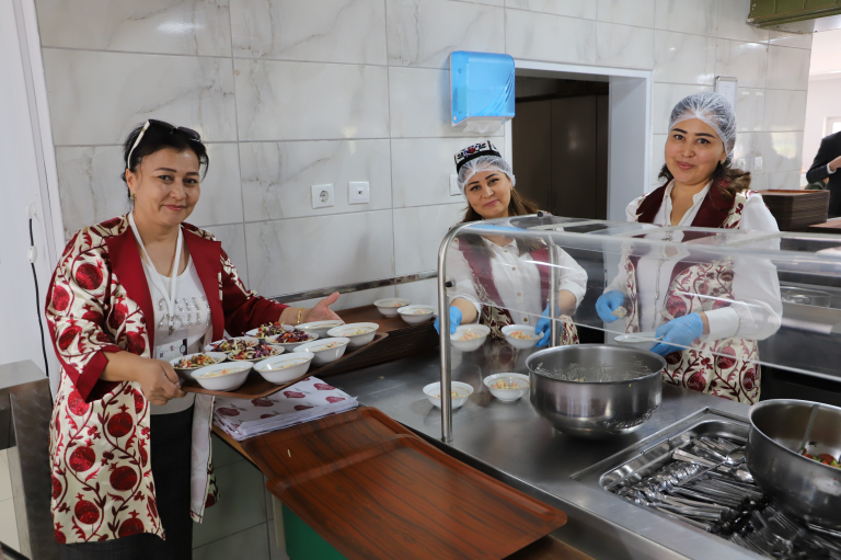 universitemizde-ozbek-akademisyenlerden-anlamli-sukran-gunu-6806