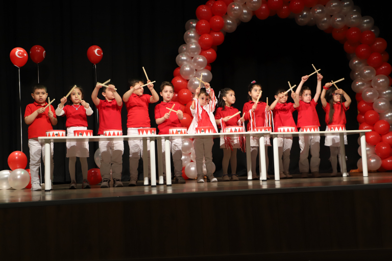 universitemiz-kres-ve-gunduz-bakim-evi-ogrencilerinden-23-nisan-programi-6809