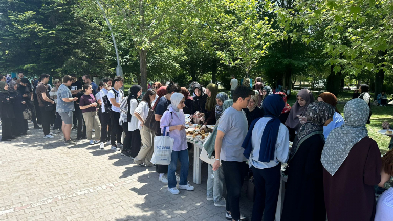universitemiz-ogrencilerinden-filistin-yararina-kermes-6877