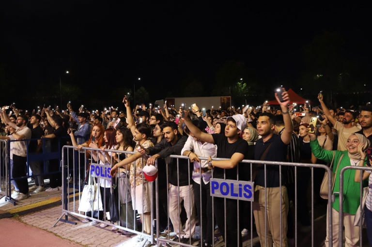 universitemizin-50-yil-festivali-rock-konseriyle-devam-etti-6893