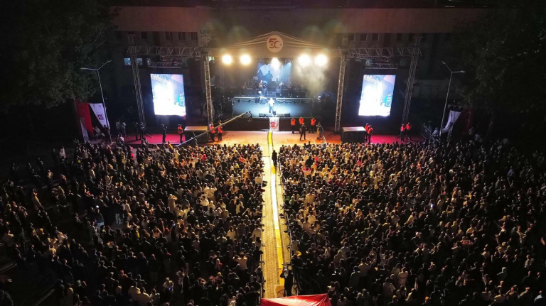 universitemizde-50-yil-festivalinde-emre-altug-ruzgari-esti-6895