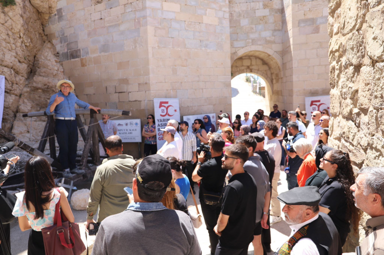 elazigda-bilim-tarih-ve-kultur-harput-kalesinde-bulustu-6921