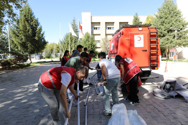 universitemiz-tip-fakultesinde-afetlere-direncli-toplum-egitimi-duzenlendi-7058