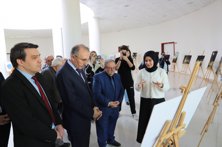 universitemizde-kutsal-topraklardan-dijital-izler-sergisi-acildi-7298