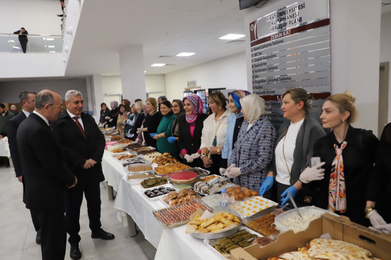 universitemiz-ders-calisan-ogrencilerine-anne-eli-degmis-yemekler-ikram-etti-7348