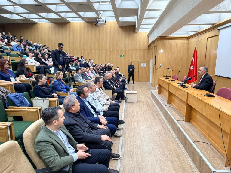 rektorumuz-prof-dr-goktas-kariyer-gunlerinde-ogrencilerle-bulustu-7360