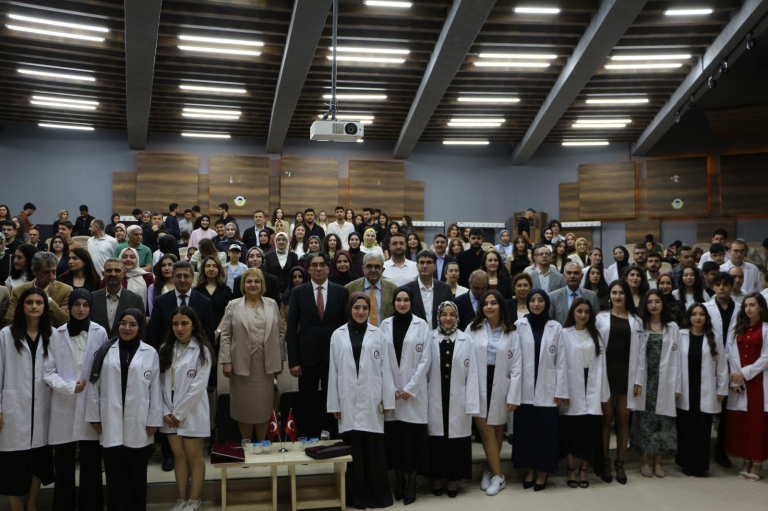 universitemizde-eczacilik-gunu-gururu-7409