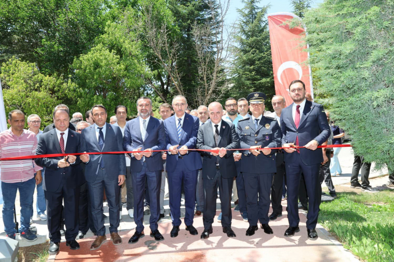 universitemizde-15-temmuz-temali-resim-fotograf-sergisi-ve-sehitlik-yolu-acildi-7492