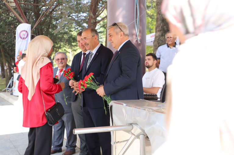 rektorumuz-prof-dr-goktas-ogrencileri-ciceklerle-karsiladi-7597